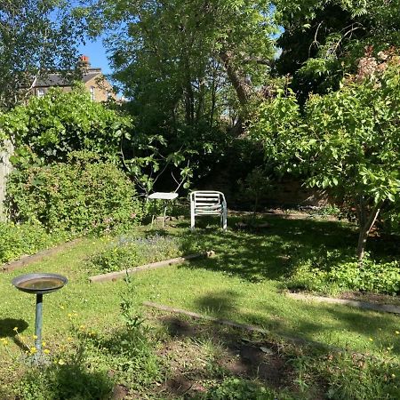 Stunning Ground Floor Garden Apartment - Entire Apartment, Centrally Located, With Free Off Road Parking By Flat & Wiffi, Beautifully Secluded, 3 Mins From All Amenities London Eksteriør bilde