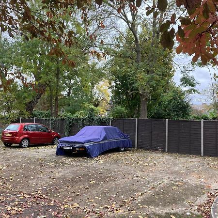 Stunning Ground Floor Garden Apartment - Entire Apartment, Centrally Located, With Free Off Road Parking By Flat & Wiffi, Beautifully Secluded, 3 Mins From All Amenities London Eksteriør bilde