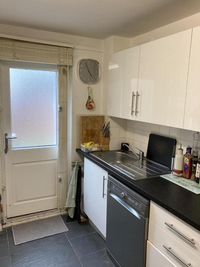 Stunning Ground Floor Garden Apartment - Entire Apartment, Centrally Located, With Free Off Road Parking By Flat & Wiffi, Beautifully Secluded, 3 Mins From All Amenities London Eksteriør bilde